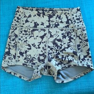 Lululemon IN MOVEMENT SHORT *EVERLUX 2.5"